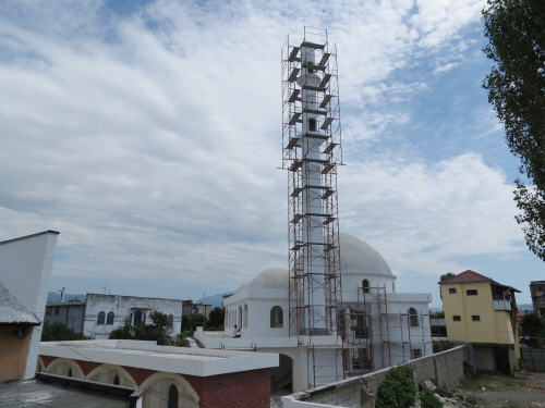 Në rrugë të mbarë dy xhami të reja në qytetin e Shkodrës