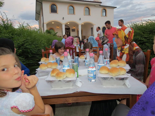 Iftar me fëmijët e xhamisë së fshatit Kuç