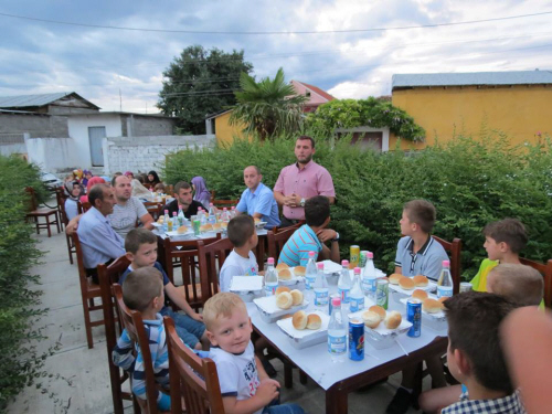 Iftar me fëmijët e xhamisë së fshatit Kuç