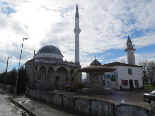 Myftiu inspekton punimet për xhaminë e re në Trush
