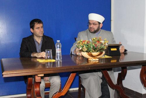 Myftiu, takim me të rinj muslimanë: "Ekstremizmi buron nga keqleximi i fesë!"