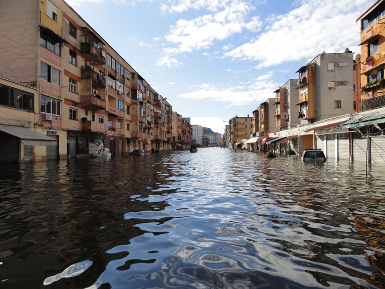 Myftinia Shkodër ndihmon të izoluarit nga uji-5 dhjetor 2010