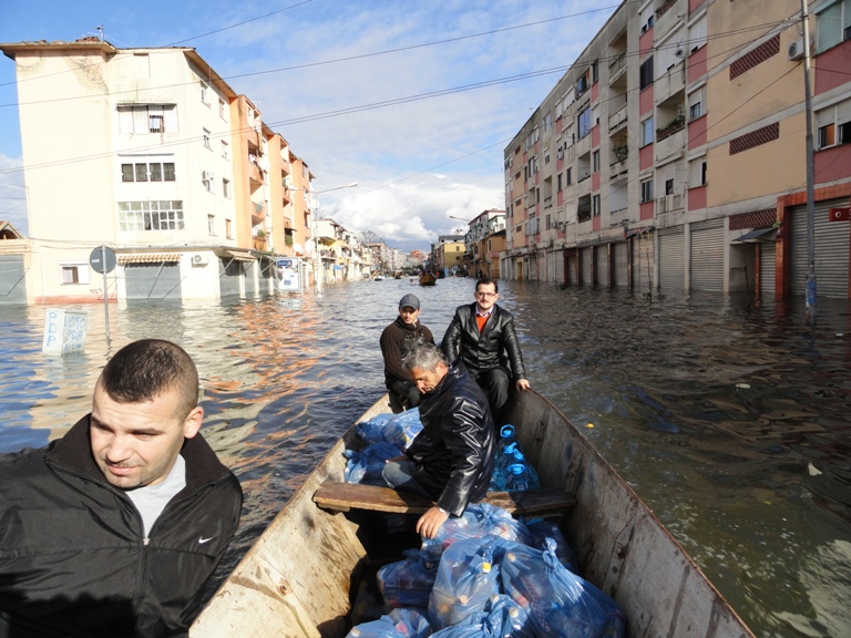 Myftinia Shkodër ndihmon të izoluarit nga uji-5 dhjetor 2010