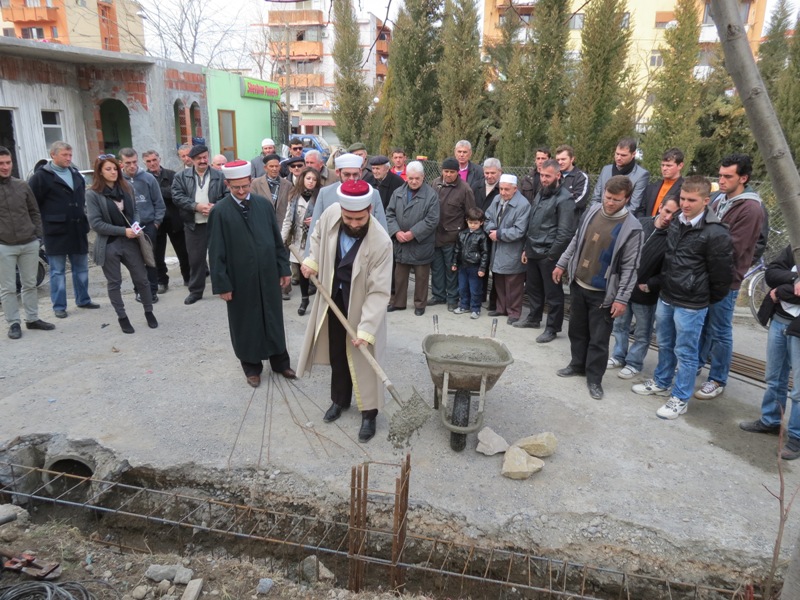 Hidhen themelet për zgjerimin e xhamisë së lagjes Perash - 2 mars 2012