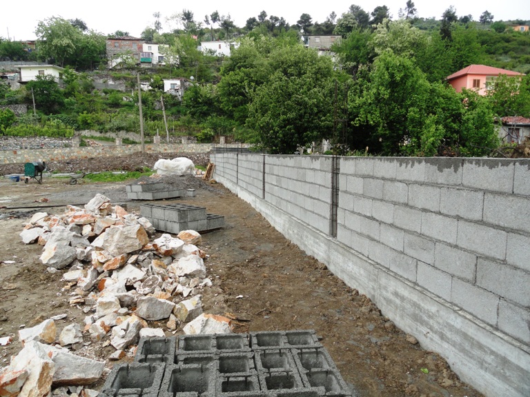 Në përfundim muri i dytë rrethues te xhamia e Plumbit - 26 prill 2011
