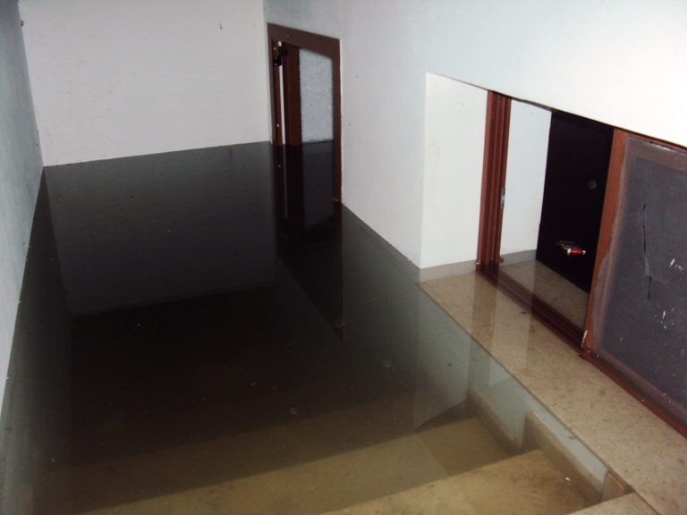 Vendi i abdesit i përmbytur, xhamia e Medresese…- dhjetor 2010