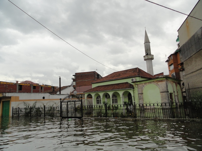 Xhamia Tophanë gjatë përmbytjeve të dhjetorit 2010