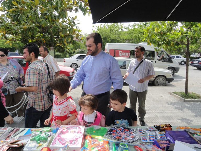 “Tregëti për bamirësi” në ndihmë të njerëzve në nevojë - Nxënësit e Medresesë "Haxhi Sheh Shamia" Shkoder - 21 maj 2011