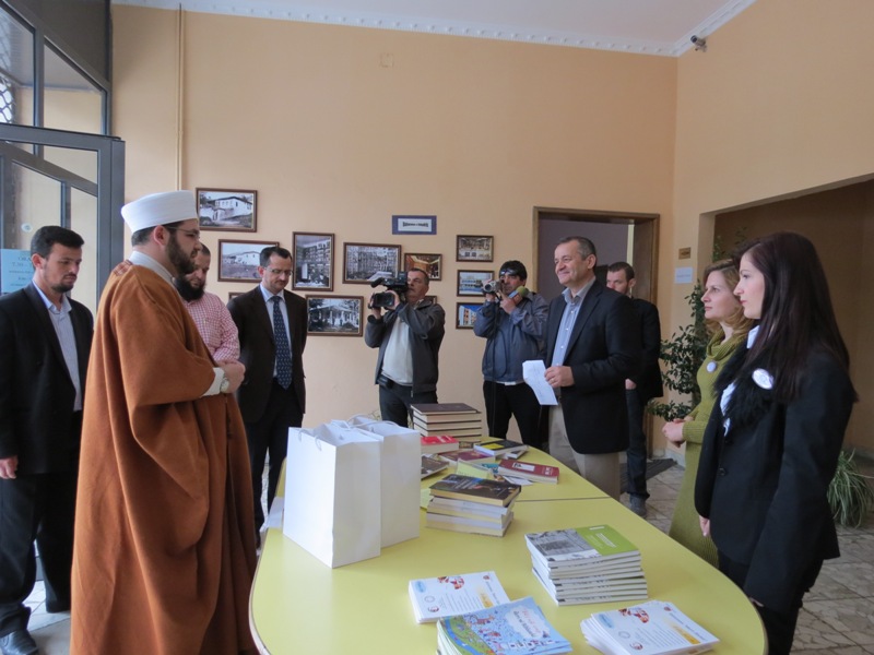 Myftinia Shkodër dhuron libra në Ditën Botërore të Librit - 23 prill 2013