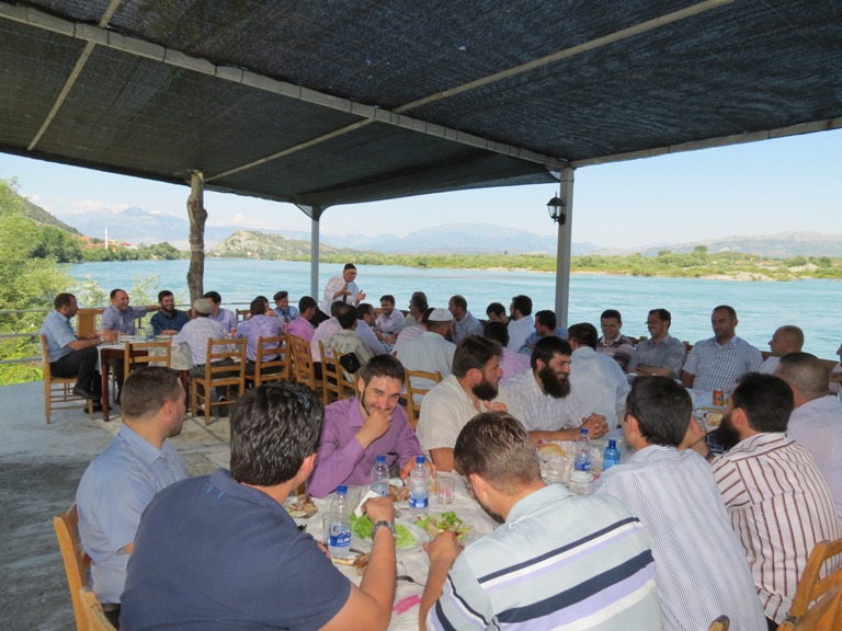 Imamët dhe Këshilli i Myftinisë Shkodër në një drekë vëllazërore - 3 qershor 2012