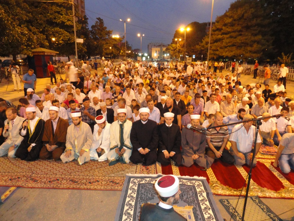 Mijëra besimtarë muslimanë shkodranë falin Fitër Bajramin në shesh - 30 gusht 2011