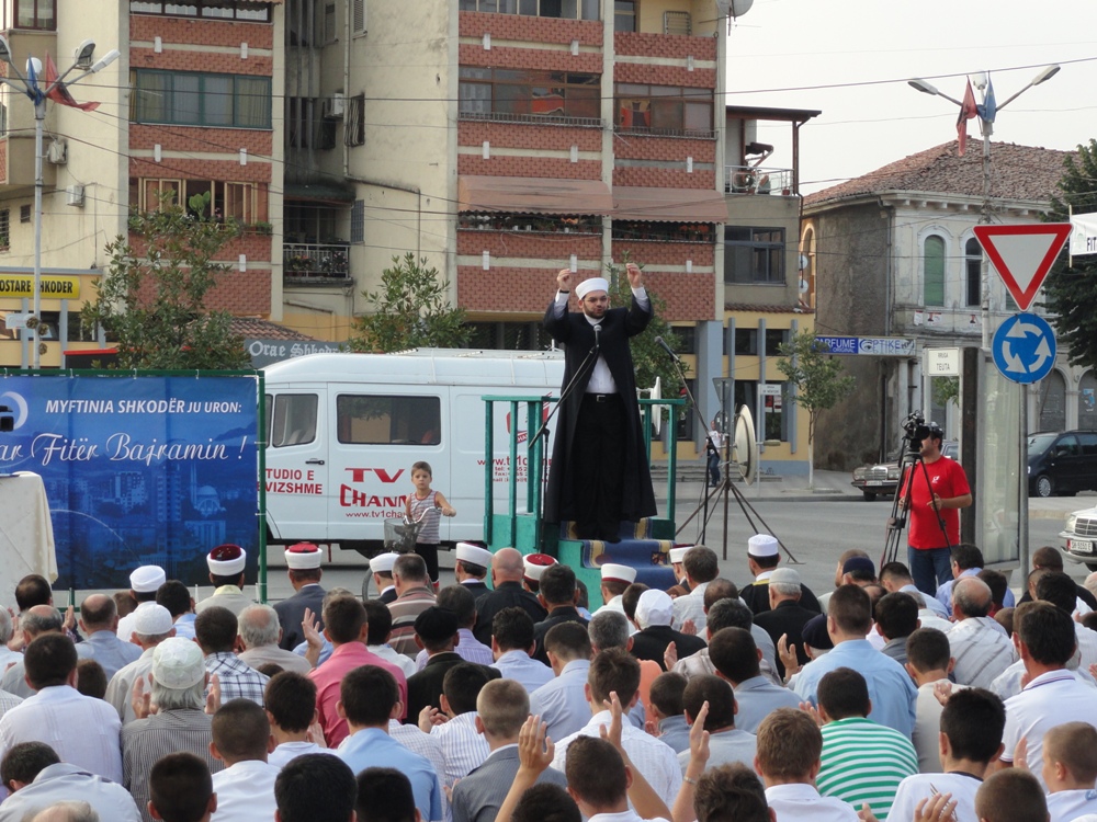 Mijëra besimtarë muslimanë shkodranë falin Fitër Bajramin në shesh - 30 gusht 2011