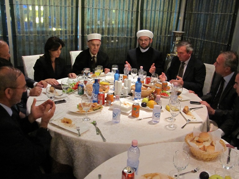 Myftinia shtron njё iftar me deputetёt e biznesmenё tё Shkodrёs-7 shtator 2010