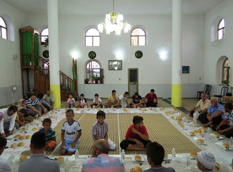Sofra e iftarit në xhaminë e lagjes Bahçallëk… - 28 korrik 2013