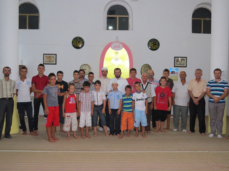 Sofra e iftarit në xhaminë e lagjes Bahçallëk… - 28 korrik 2013