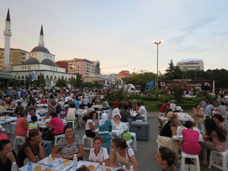 Iftar i madh në sheshin e Parrucës - 2 gusht 2012