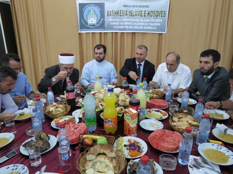 Myftiu i Shkodrës në sofrën e iftarit të Bashkësisë Islame Prizren - 9 gusht 2012