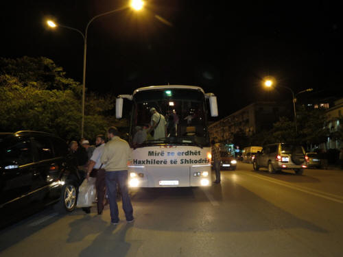 Haxhilerët e Shkodrës kthehen pas përfundimit të riteve të haxhit - 23 tetor 2013