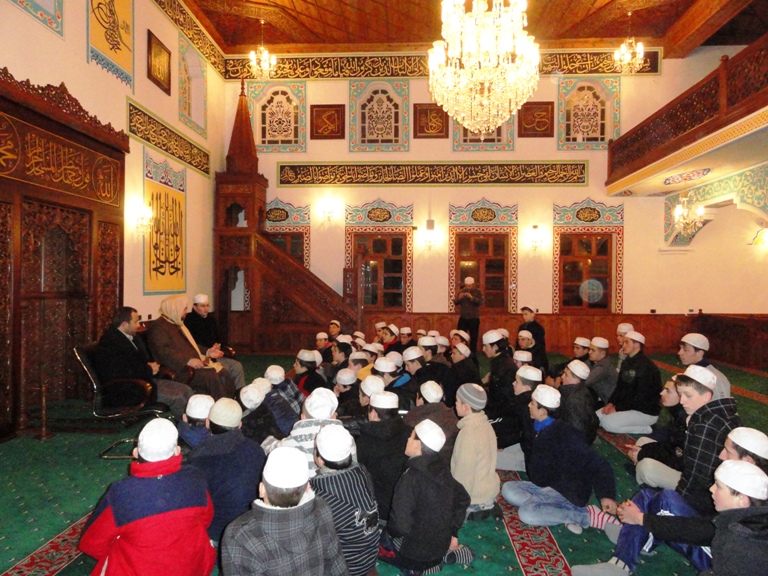 “Koha është vetë jeta e jonë, mos ta çojmë dëm për asnjë çast!” - xhamia e Medresesë, 28 janar 2011