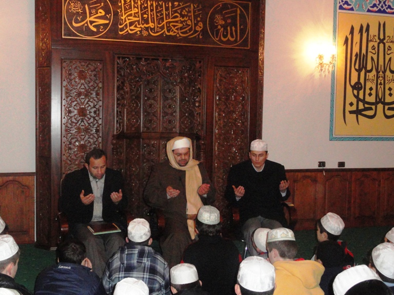 “Koha është vetë jeta e jonë, mos ta çojmë dëm për asnjë çast!” - xhamia e Medresesë, 28 janar 2011