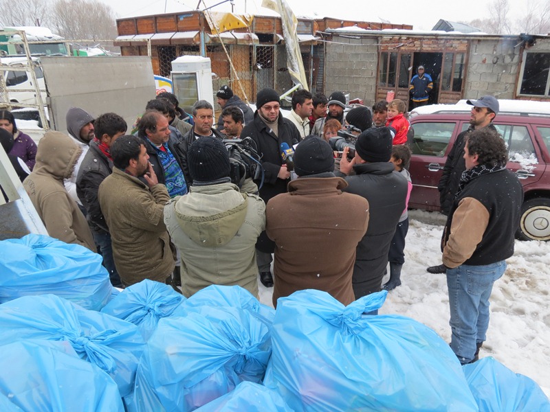Myftinia Shkodër ndihmon 80 familje rome të izoluara nga dëbora - 13 shkurt 2012