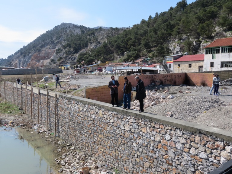 Vijon ndërtimi i murit rrethues te vakëfi bri Urës së Bunës - 13 mars 2012
