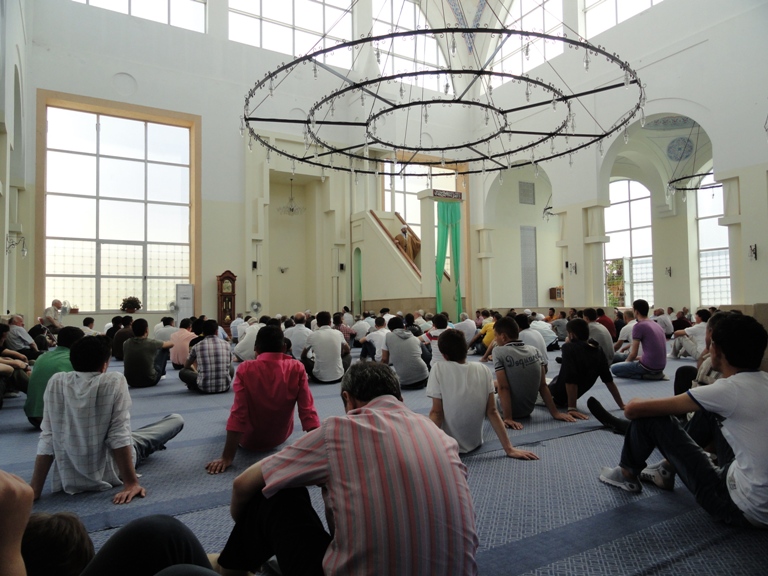“Mos lejoni t’ju prishin fenë në emër të fesë!” - Xhamia "Ebu Bekr", 10 qershor 2011