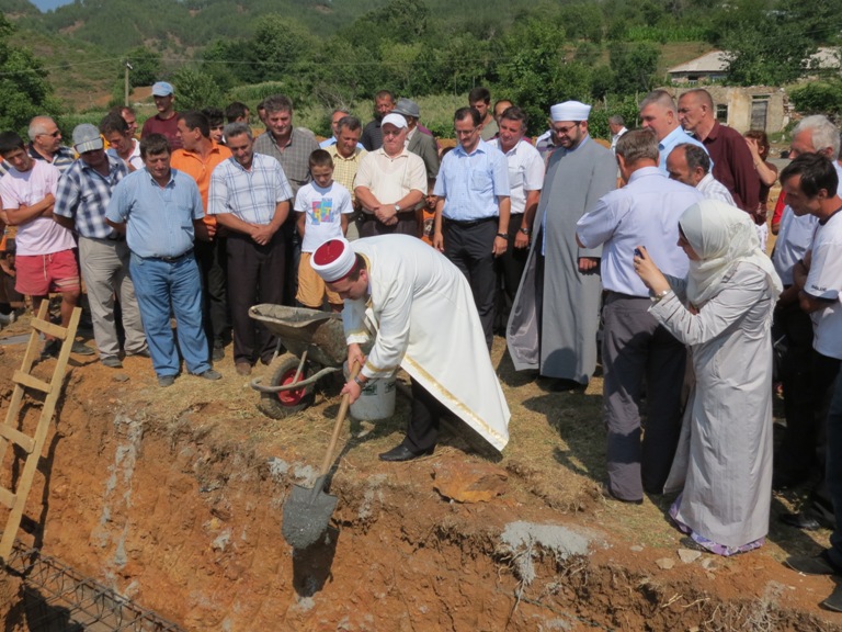 Hidhen themelet e xhamisë së re në Qerret të Pukës - 26 korrik 2012
