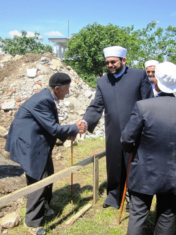 Hidhen themelet e xhamisë së re në fshatin Kuç - 28 maj 2012