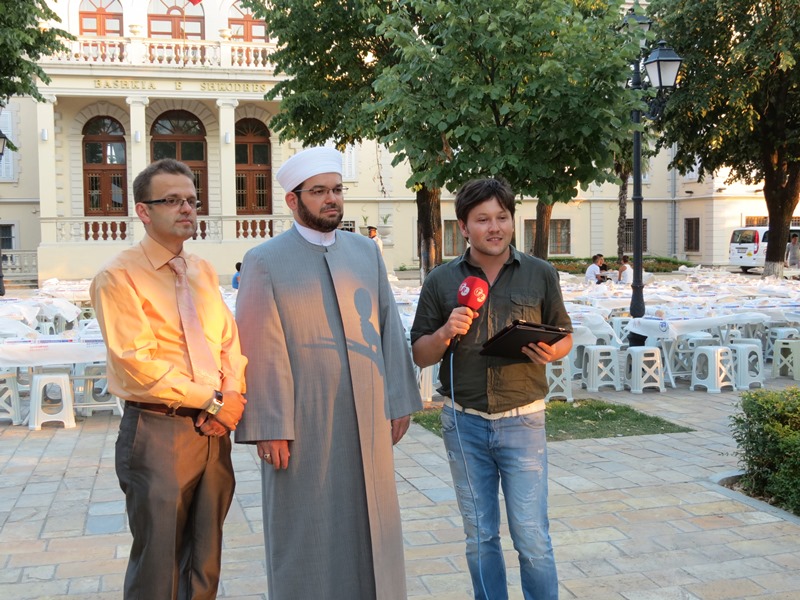 Sofra e Ramazanit bashkon besimtarët në sheshin e iftarit - 17 korrik 2013